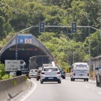 Vítima é encaminhada ao PA da Barra após batida e capotamento na BR 101