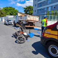 Vídeo mostra que motociclista perdeu controle de moto carregada de bombonas de água