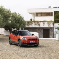 MINI lança novo SUV elétrico e traz experiências exclusivas para Santa Catarina