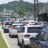 Trânsito lento na BR 101 entre Penha e Navegantes; trecho em Itajaí com restrições