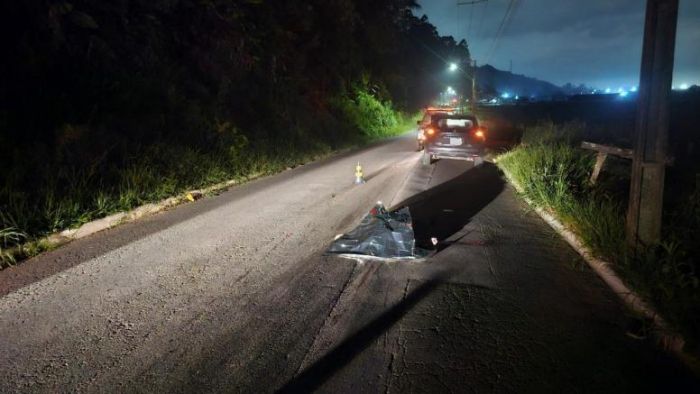 Baixa iluminação e pista cercada por vegetação dificultam a visibilidade do local (Foto: Divulgação/PMSC)