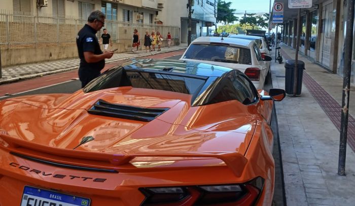 Corvette estava estacionado em local proibido (Foto: Leitor)