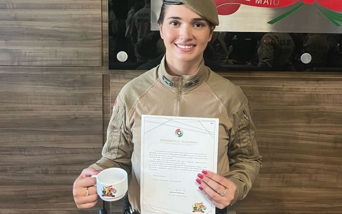 Soldado recebeu homenagem do comandante-geral da Polícia Militar (Foto: Polícia Militar de Itajaí)