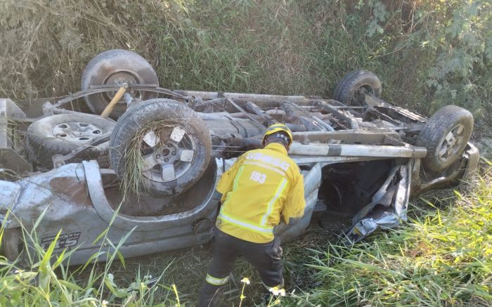 Mulher foi encontrada embaixo do carro, soterrada na lama