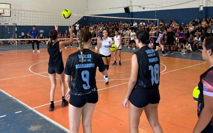 Profissionais do Itajaí Pró-Vôlei comandaram a seletiva (Foto: Divulgação)