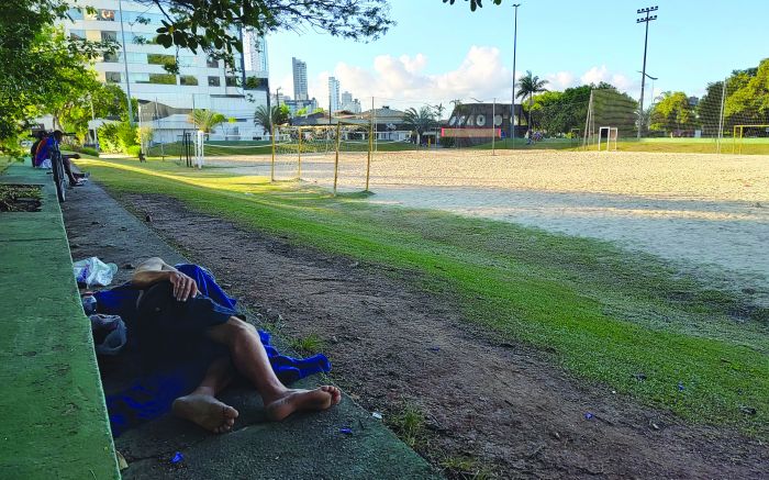 Mesmo com a Operação Recomeço em andamento, muitas pessoas ainda seguem sem abrigo em Itajaí (Foto: Fran Marcon)