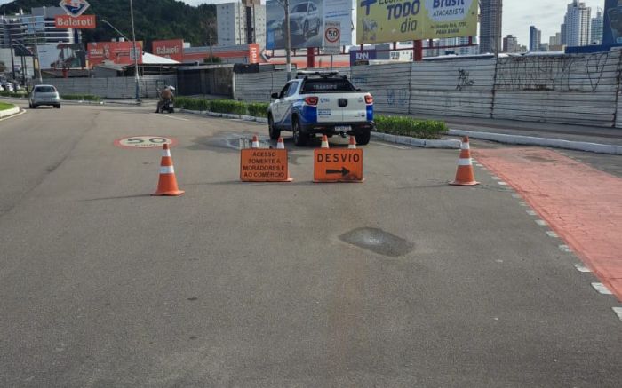 Trânsito na avenida do Estado Dalmo Vieira fica bloqueado até o fim vó dia (foto: PMBC)