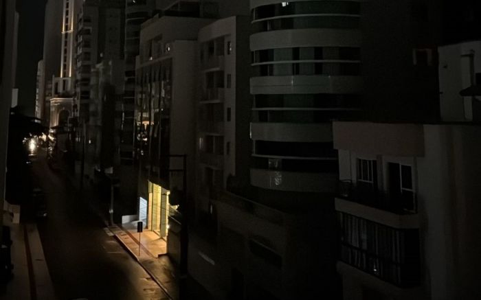 Cerca de 200 endereços ainda amanheceram sem luz nesta segunda-feira (Foto: Ariel Silva)