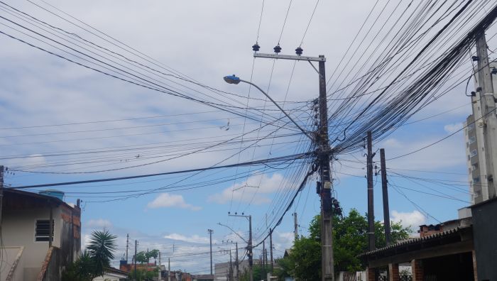 Choque ocorreu após fio de alta tensão arrebentar em rua do São Vicente, mas acidente não tem a ver com pipas, afirma mãe do pequeno (Foto: João Batista)