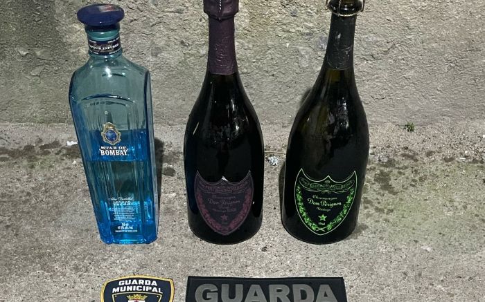 Criminosos levaram duas garrafas de champanhe francês e uma de gin (Foto: Divulgação/GMI)