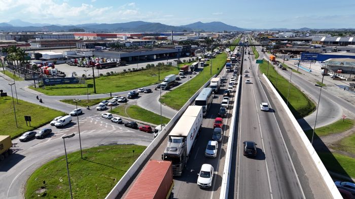 Na BR-101, trechos seguem com lentidão, especialmente em São José, Itajaí e BC (Foto: Arquivo/Felipe Trojan)