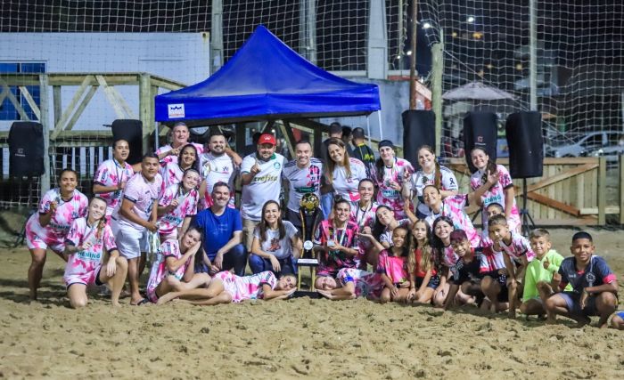 Tubarão levou o troféu de campeão no feminino (Foto: Luiz Claudio)