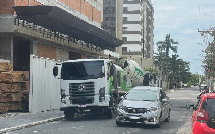 Falta de sinalização também preocupa motoristas e moradores (Foto: Fran Marcon)