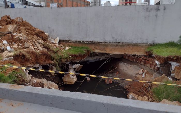 Buracão está sendo fechado pela secretaria de Obras (Foto: Leitor)