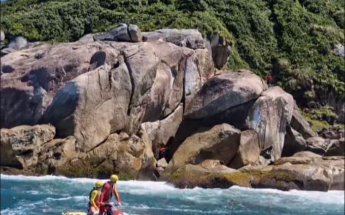 Ressaca no mar dificultou o resgate da vítima 
(Foto: Divulgação/CBMSC)