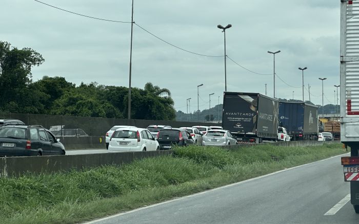 Congestionamentos são pontuais, em ambos os sentidos (Foto: Ana Júlia Kamchen)