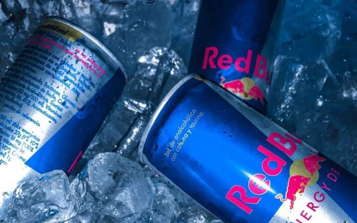 Red Bull quer saber: “Por que você e sua empresa merecem uma mãozinha no trabalho?” (Foto: Reprodução/Redes Sociais)