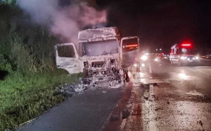 Pista no sentido sul ficou bloqueada por mais de uma hora e registrou dois quilômetros de filas (Foto: Divulgação/CBMSC)