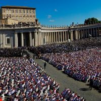 Funeral do papa Francisco reúne 400 mil pessoas no Vaticano