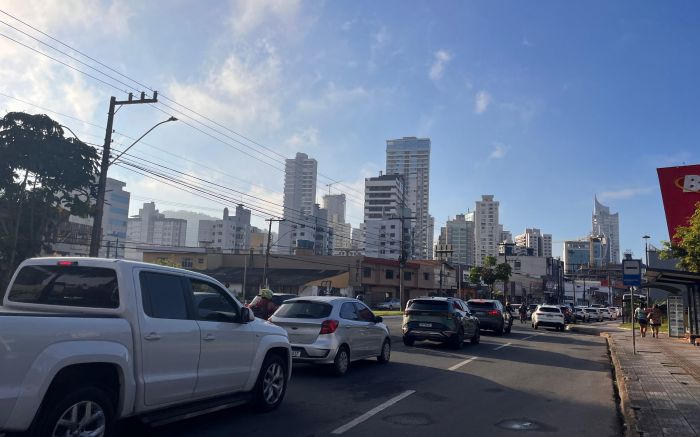 Movimento é intenso em pontos da BR 101 e também no centro de Itajaí (Foto: Ana Zigart)