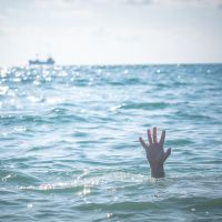 Mulher em surto é salva após afogamento na praia central