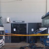 Funcionário de oficina morre prensado por caminhão