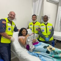 Mãe entra em trabalho de parto no banheiro e tem bebê com ajuda dos bombeiros
