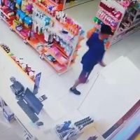 Homem armado assalta farmácia e é preso logo depois
