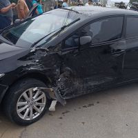 Acidente destrói carros e deixa mãe e filhas feridas