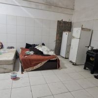 Dois trabalhadores moravam no galpão de padaria imunda