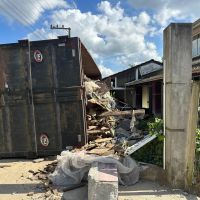 “Foi por Deus mesmo que não morreu ninguém”, conta dono de casa atingida por caminhão