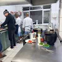 Adolescentes de Itajaí concluem curso de gastronomia e surpreendem com talento na cozinha