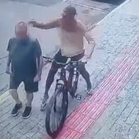 Câmeras flagram idoso tendo corrente roubada em BC