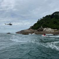 Pescadores são resgatados após naufrágio em São Francisco do Sul