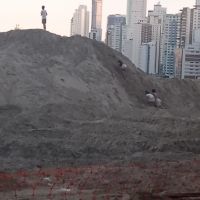Crianças estão brincando em obra na Praia Central