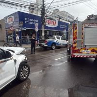 Caminhonete bate em caminhão e tem lateral destruída na avenida do Estado Dalmo Vieira