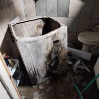 Máquina de lavar roupas pega fogo e incendeia quitinete