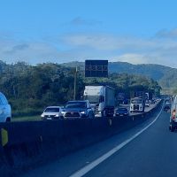 Acidente entre moto e carro bloqueia BR 101 em Itajaí