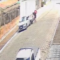 Entregador do iFood bate em carro parado e dono fica no prejuízo