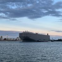 Navio com quase 700 carros da BMW chega ao Porto de Itajaí