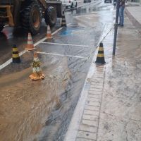 Rede de água rompe e inunda calçada da Brasil em Balneário Camboriú