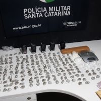 Mulher é presa por guardar mochila com drogas em quitinete na Barra do Rio