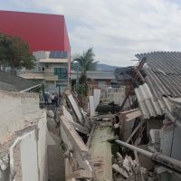 Máquina gigante despenca de construção e destrói três casas no bairro Cordeiros