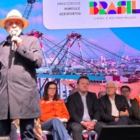 Dono da JBS participa de cerimônia com Lula e diz que em três meses porto estará no auge