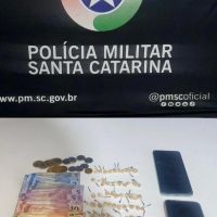 Polícia flagra dupla vendendo crack no “Beco da Irineu”
