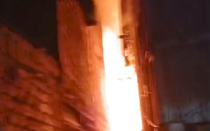 Fogo destruiu galpão e atingiu casa de madeira (Foto: Divulgação CBMSC)