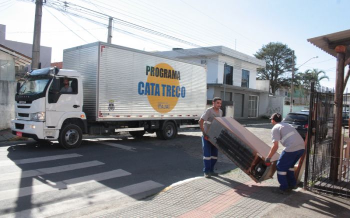 Caminhão do Cata Treco faz a coleta diretamente na casa dos moradores (Foto: Divulgação/PMI)