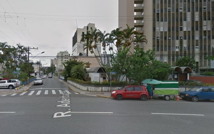 Sinaleira foi instalada no cruzamento com a avenida Marcos Konder (Foto: Reprodução/Google Street View)