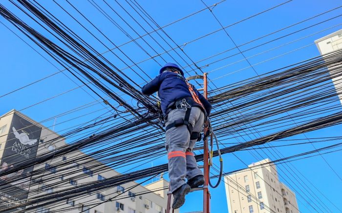 Força-tarefa da Cosip retira fios largados da avenida do Estado Dalmo Vieira (Foto: Divulgação / Secretaria Municipal de Comunicação)