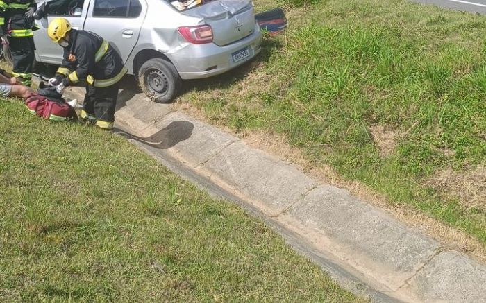 Motorista foi socorrido após capotamento na BR-470 (Foto: Divulgação / CBVI)